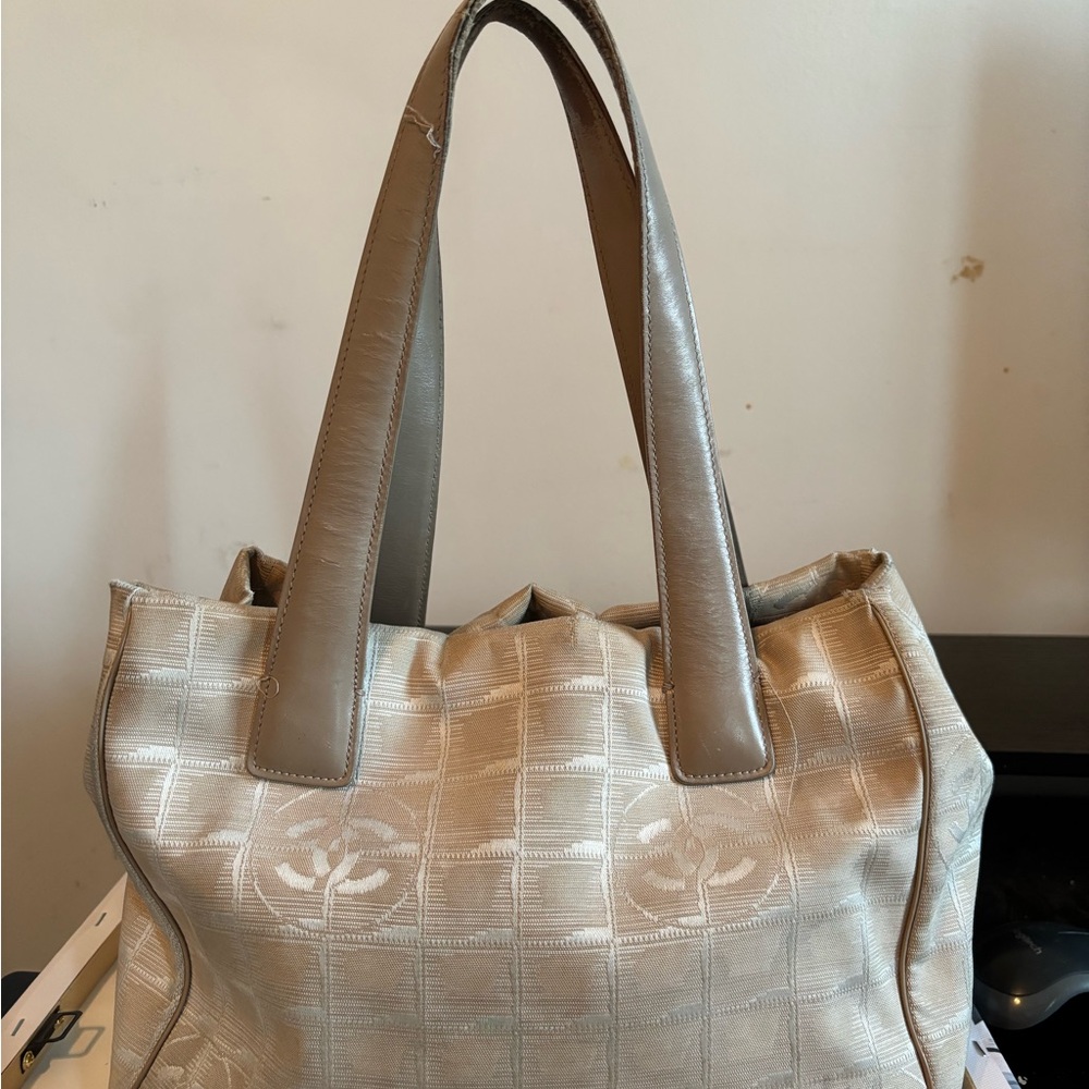 Authentic Chanel New Travel Line MM Tote Bag in Classic Beige - Picture 4 of 16
